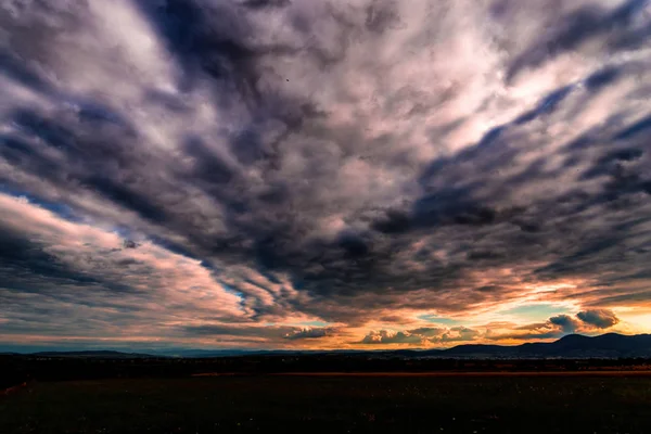 Puesta Del Sol Cielo Con Nubes Sobre Paisaje Prado Campo —  Fotos de Stock