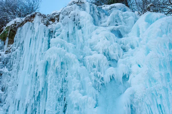 冬季蓝色清澈的冰冻瀑布和冰柱 — 图库照片