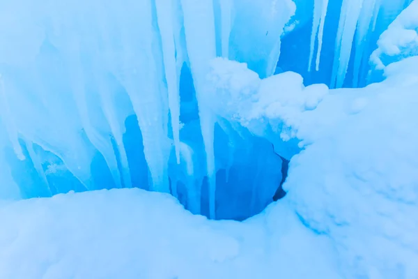 冬季蓝色清澈的冰冻瀑布和冰柱 — 图库照片