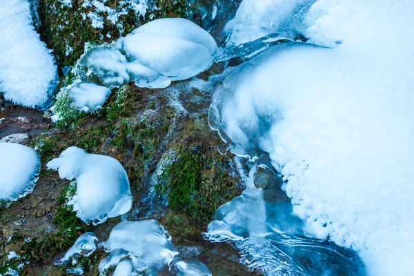 Perto Fluxo Água Congelada Estação Inverno Rochas — Fotografia de Stock