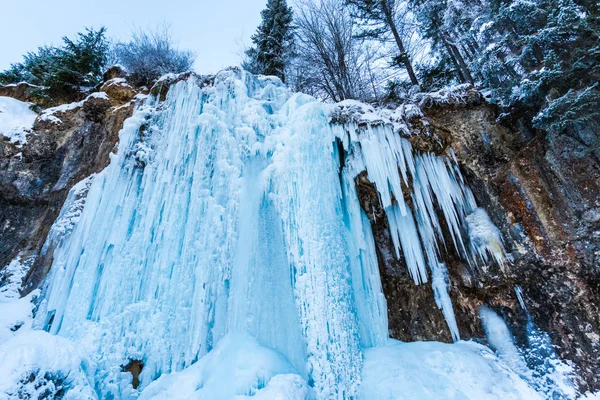 Χειμώνα Κατεψυγμένα Icicles Καταρράκτη Στο Δάσος — Φωτογραφία Αρχείου