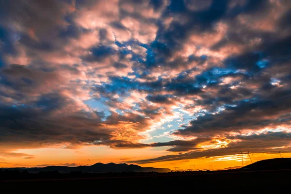 Błękitne Niebo Zachód Słońca Chmury Nad Pejzaż Pole Łąka Wzgórza — Zdjęcie stockowe