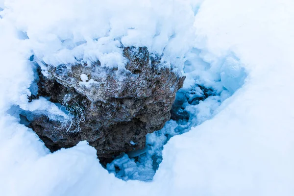 바위에 겨울에 냉동된 흐름의 닫습니다 — 스톡 사진