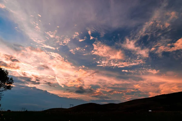 日の出丘雲と夕焼け空 — ストック写真