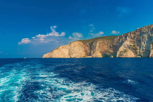 Kayalık Adası Deniz Kıyısında — Stok fotoğraf