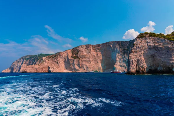 Rocky Shore Och Blå Ocean Vatten Med Vågor — Stockfoto