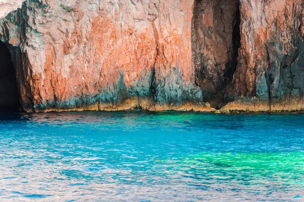 Costa Rochosa Água Mar Azul Brilhante — Fotografia de Stock