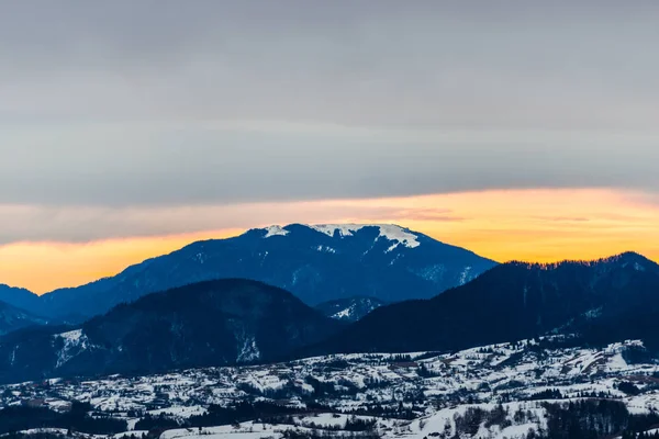 Sníh Zastřešené Hory Zimě Západu Slunce Obloze — Stock fotografie