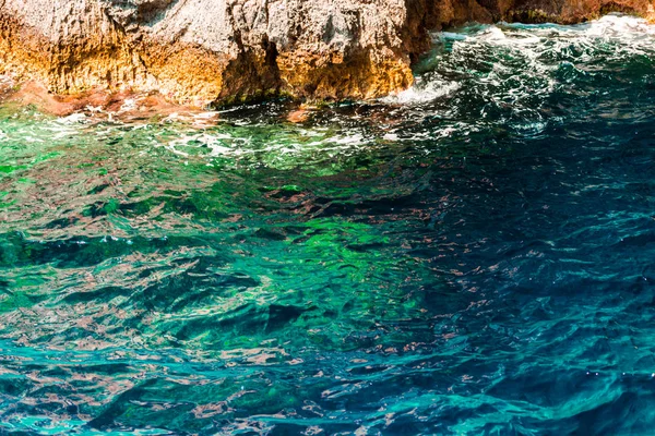 Sauberes Meerwasser Und Felsige Küste — Stockfoto