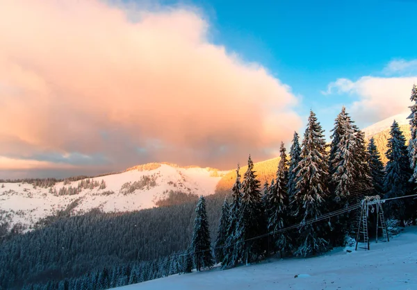 Cielo Del Atardecer Con Nubes Nieve Cubierto Paisaje Montaña — Foto de Stock