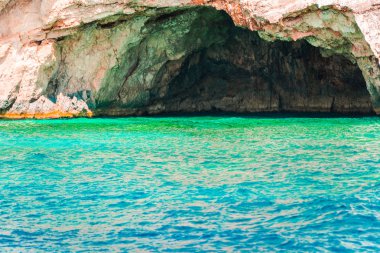 kayalık kıyı ve dağ mağarada ile temiz deniz suyu 