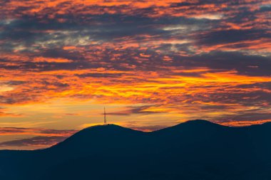 görkemli turuncu gökyüzü ve dağlar siluet ufuk üzerinde  