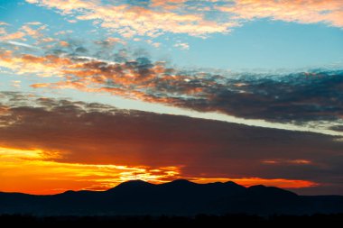 renkli günbatımı gökyüzü ve dağlar siluet ufuk üzerinde  