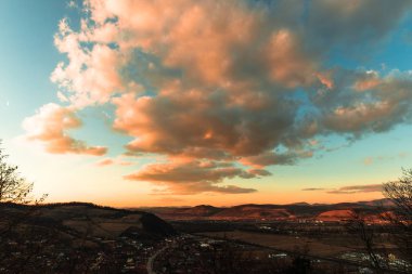 görkemli huzurlu renkli günbatımı gökyüzü ve tepeler, yatay 