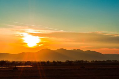dağlar tepeler üzerinde günbatımı gökyüzü 