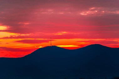 Kırmızı günbatımı gökyüzü ve dağlar siluet ufuk üzerinde  