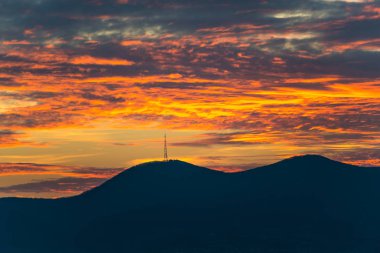 görkemli huzurlu renkli günbatımı gökyüzü ve tepeler, yatay 