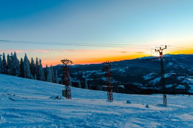 akşam gökyüzü günbatımı ve karlı manzara