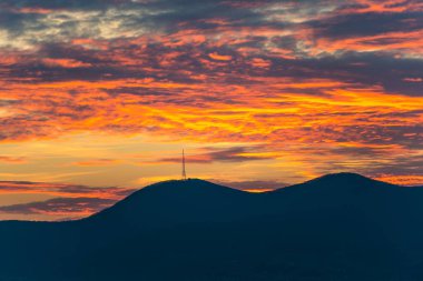 görkemli günbatımı gökyüzü ve dağlar siluet ufuk üzerinde  