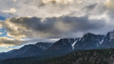 gökyüzü bulutlu İsviçre dağlarında, doğa yolculuk tutkusu
