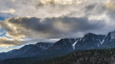 gökyüzü bulutlu İsviçre dağlarında, doğa yolculuk tutkusu