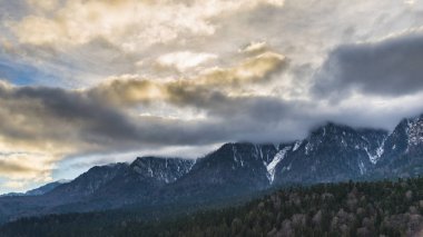 bulutlar dağlar, turizm ve yolculuk tutkusu