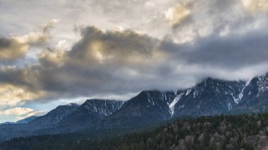 bulutlar dağlar, doğa yolculuk tutkusu ve yolculuk