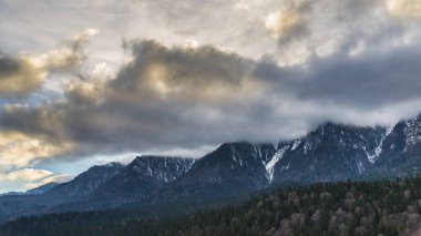 bulutlar dağlar, doğa yolculuk tutkusu ve yolculuk
