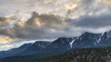 bulutlarda dağlar, doğa yolculuk tutkusu ile gökyüzü ve kavram seyahat 