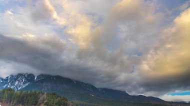 bulutlar gökyüzü ve dağlar görünümü, doğa yolculuk tutkusu