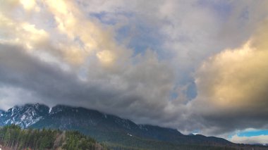 İsviçre dağlar, doğa yolculuk tutkusu bulutlarda