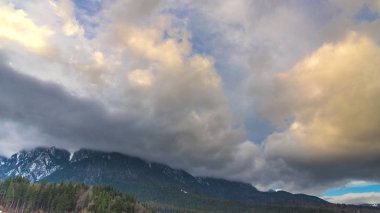 Alp Dağları, doğa yolculuk tutkusu yukarıda gökyüzünde bulutlar