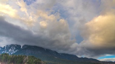 Alp Dağları, doğa yolculuk tutkusu yukarıda gökyüzünde bulutlar
