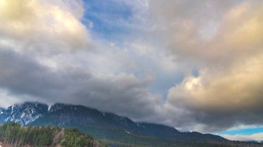 Yukarıda bulutlu gökyüzü güzel dağları, İsviçre