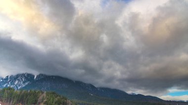 Alp Dağları ve yağmurlu bulutlar gökyüzünde 