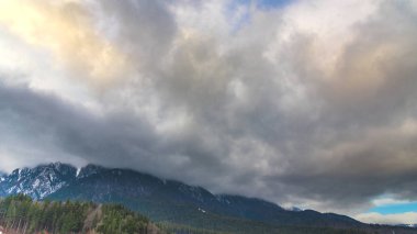 Alp Dağları ve yağmurlu bulutlar gökyüzünde 