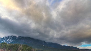 Alp Dağları ve yağmurlu bulutlar gökyüzünde 