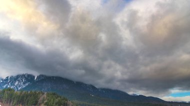 Alp Dağları ve yağmurlu bulutlar gökyüzünde 