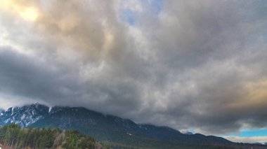 Alp Dağları ve yağmurlu bulutlar gökyüzünde 
