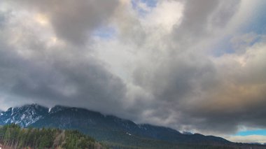 bulutlar güzel yüksek dağlarda 