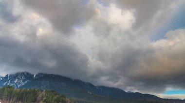 bulutlar güzel yüksek dağlarda 