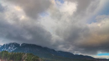 bulutlar güzel yüksek dağlarda 