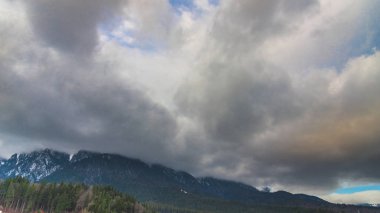 bulutlar güzel yüksek dağlarda 