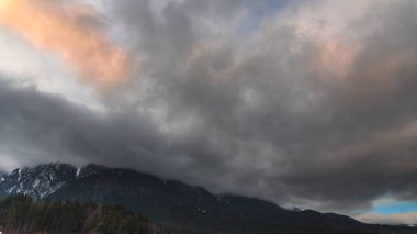 yağmurlu bulutlar dağlar yukarıda ile günbatımı gökyüzü