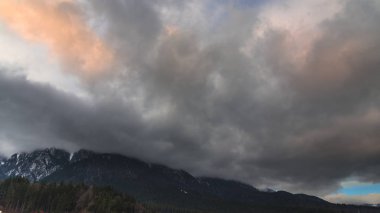 bulutlar güzel Alp Dağları, günbatımı gökyüzü, hiking ve yolculuk