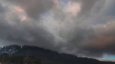 dağlar, günbatımı gökyüzü ve kötü hava yağmurlu gri bulutlar 