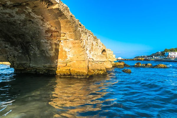 Deniz manzarası ile Ortaçağ köprü su Argassi Beach, Zakynthos Island, Yunanistan.