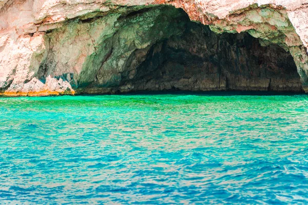 Costa Rocosa Agua Mar Limpia Con Cueva Montaña — Foto de Stock