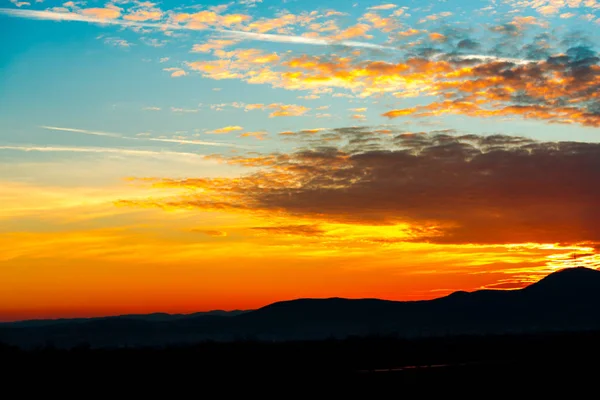 Ciel Orange Majestueux Silhouette Montagnes Horizon — Photo