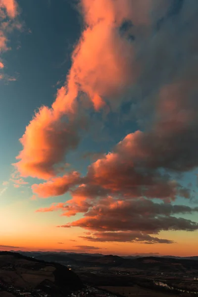 Majestatyczny Spokojnej Kolorowy Zachód Słońca Niebo Krajobraz Wzgórz — Zdjęcie stockowe
